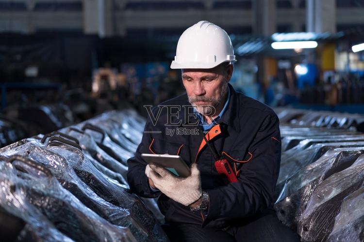 高级男工程师在工业工厂从事机械机械设备的检查或维修工作男技术员应